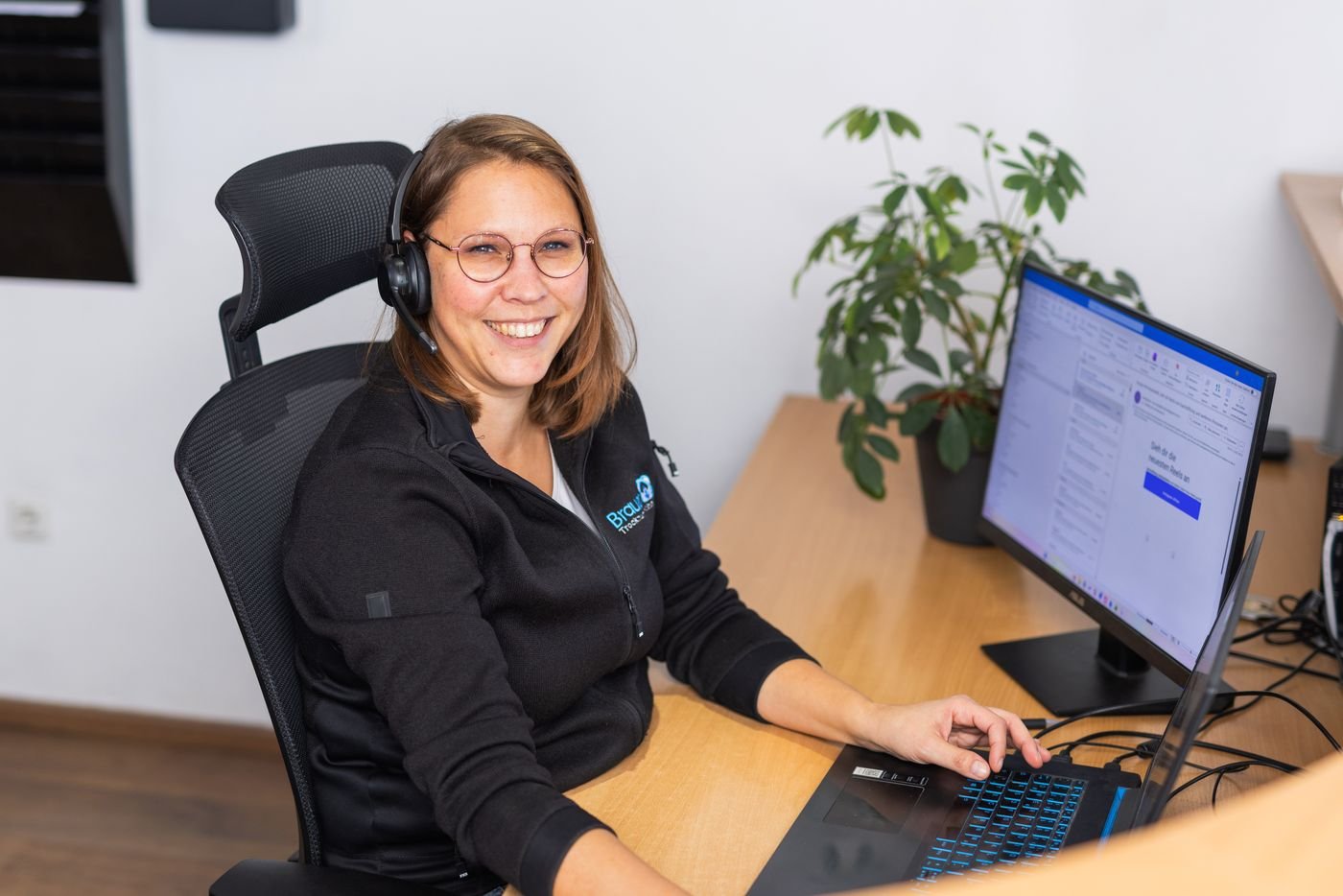 Mitarbeiterin der Brauer-Disposition mit Headset nimmt einen Notruf entgegen