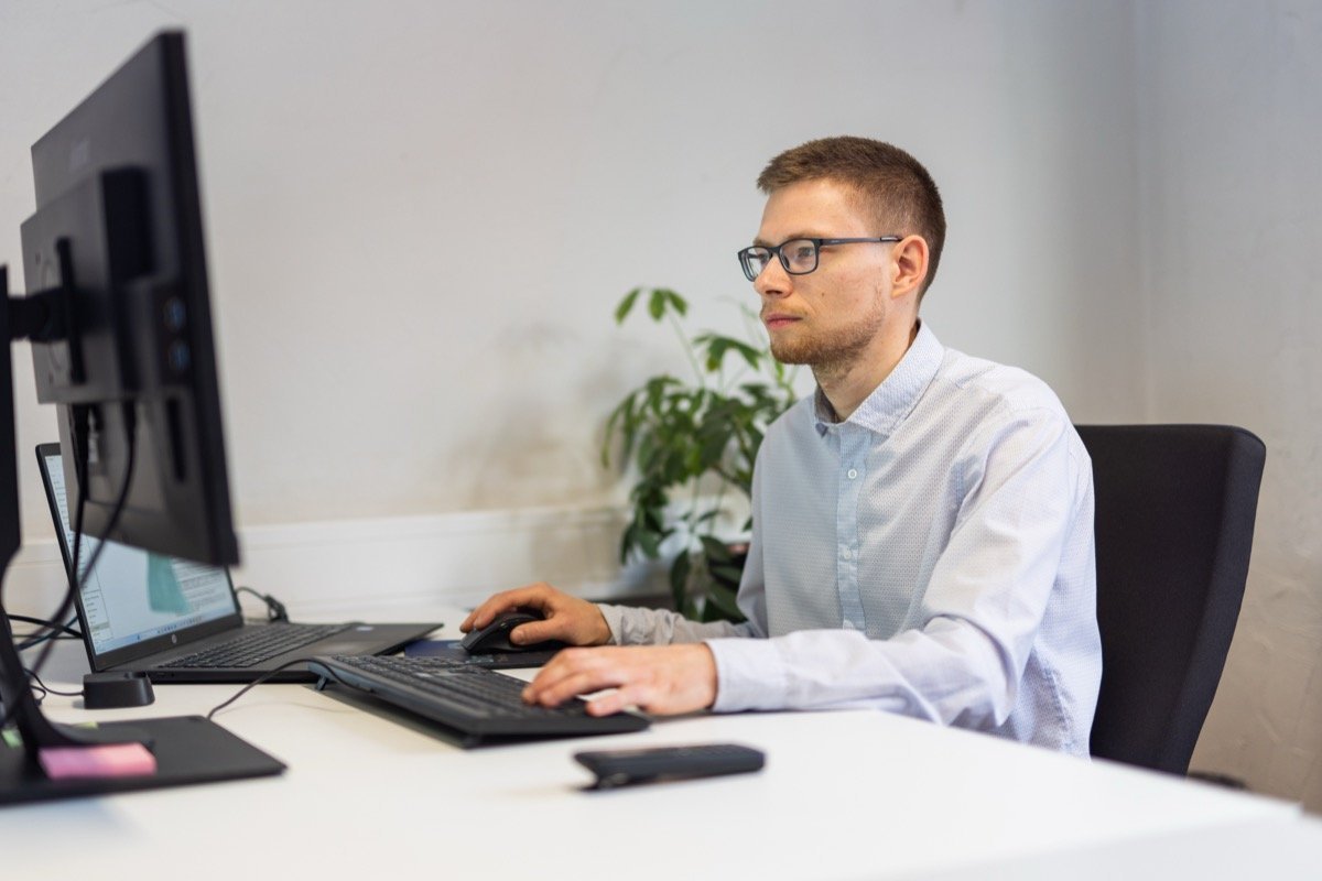 Mitarbeiter von Brauer bei der Auftragsbearbeitung im Büro