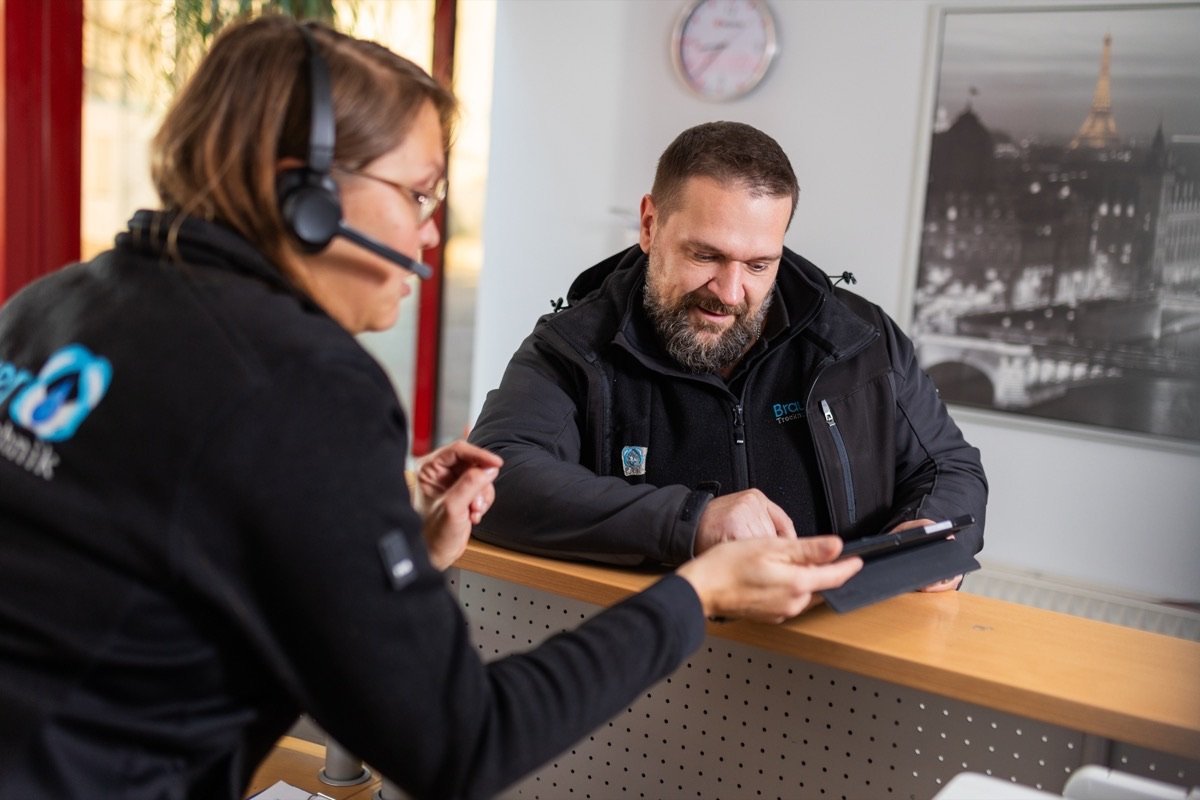 Mitarbeiterin von Brauer im Kundengespräch am Empfang