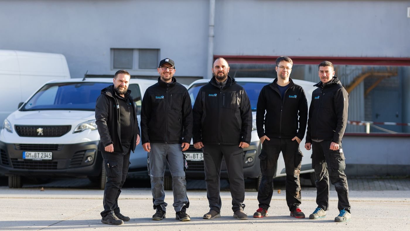 Das Team von Brauer Rohrreinigung vor dem Firmengebäude in Reichshof