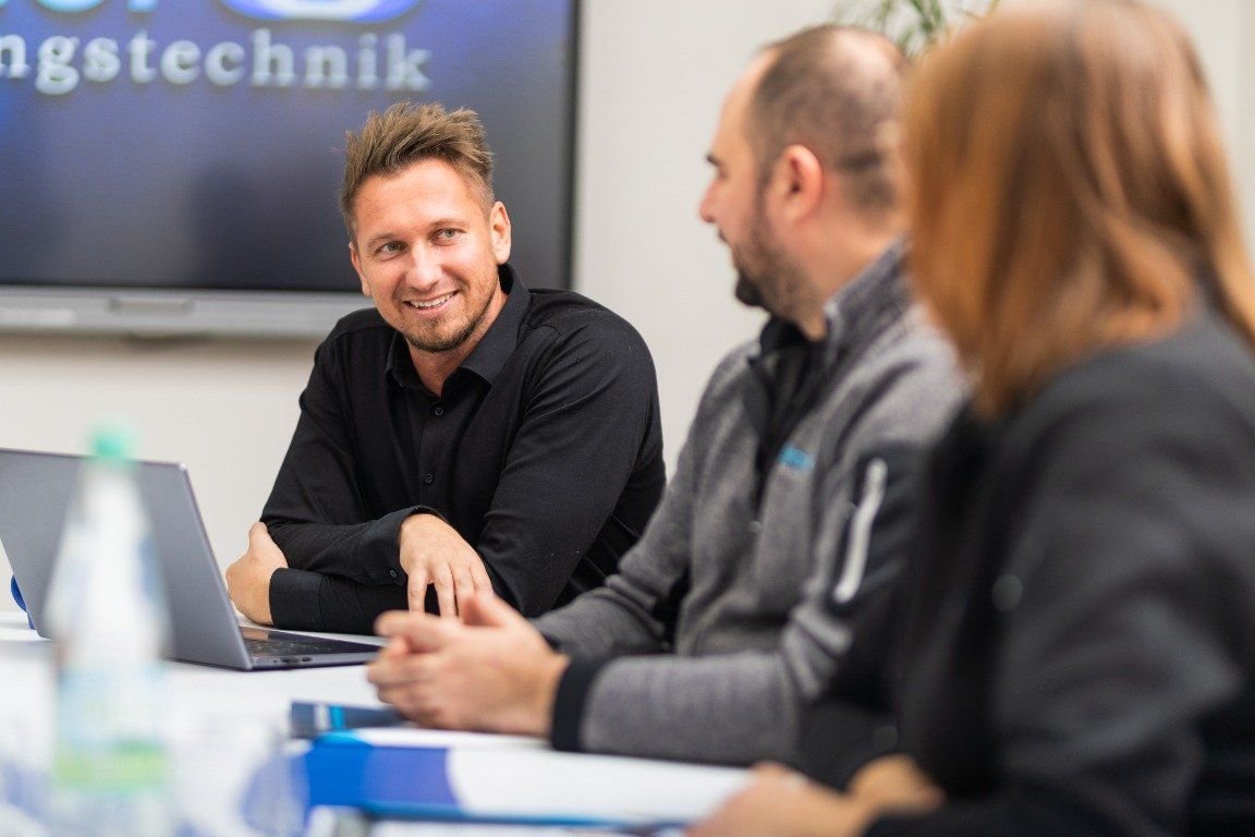 Friedrich Brauer im Gespräch mit dem Team